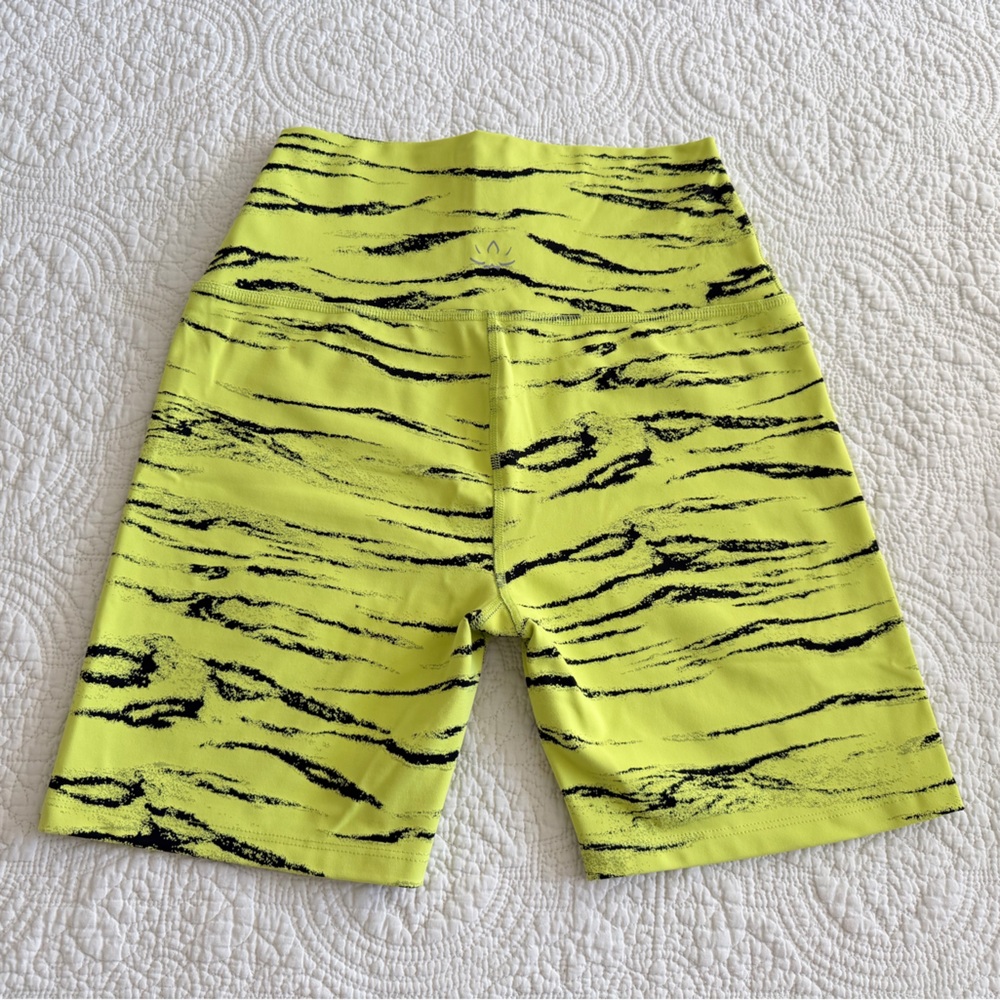 Beyond Yoga Bike Shorts Neon Yellow Zebra Jacquard Size Medium - Picture 2 of 7